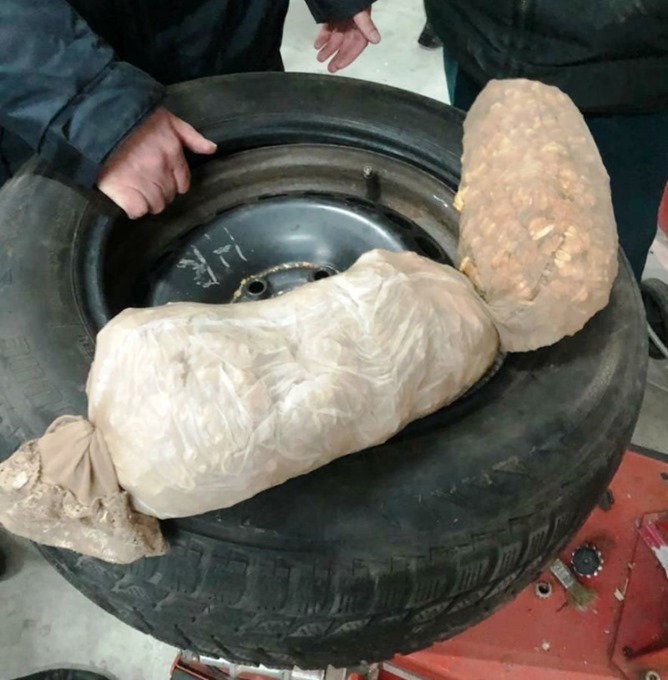 Гражданин Польши пытался вывезти из Калининграда за рубеж 12 килограммов янтарных изделий