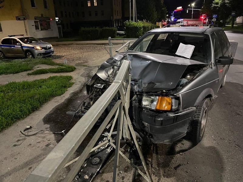 В Черняховске пьяный автомобилист врезался в дорожное ограждение