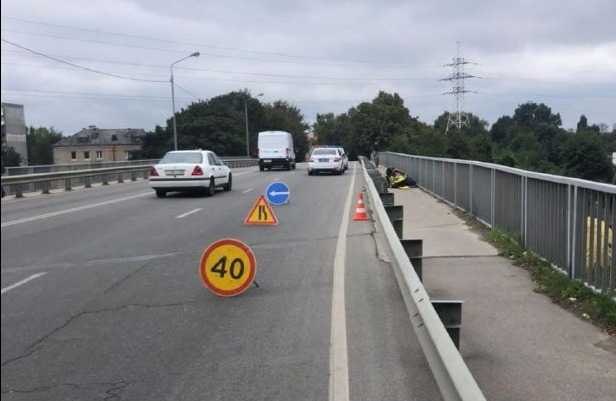 Мотоциклист едва не улетел с моста в Калининграде