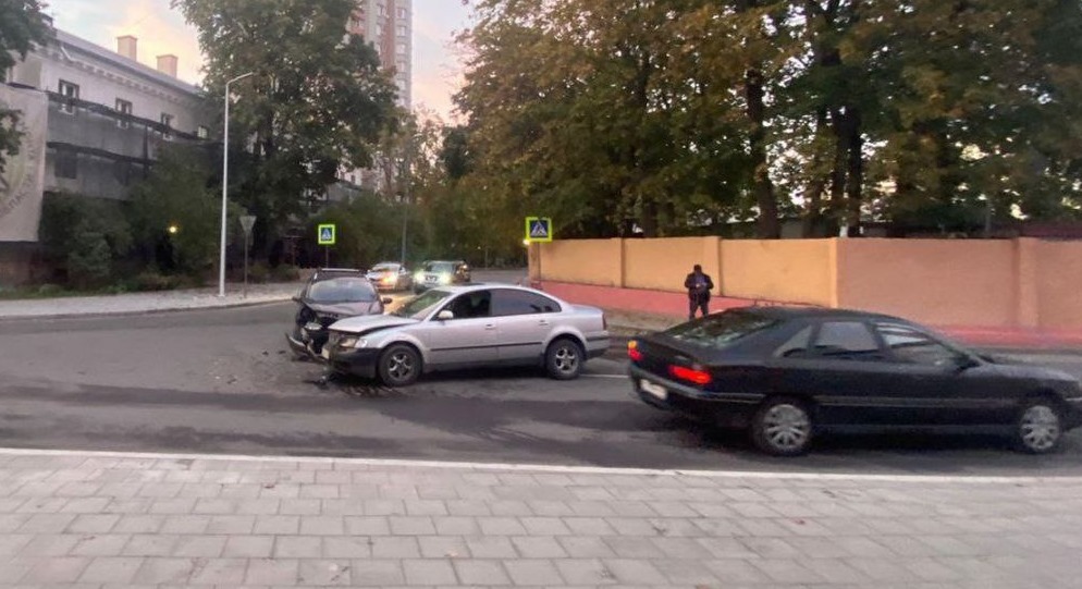На окраине Калининграда KIA на перекрёстке протаранила «Фольксваген»