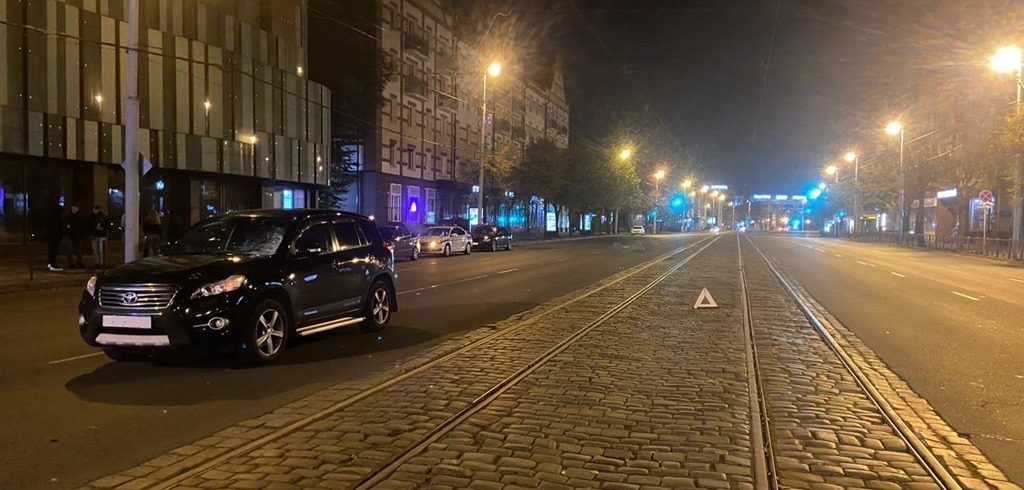 В центре Калининграде «Тойота» сбила пешехода, стоявшего посреди дороги