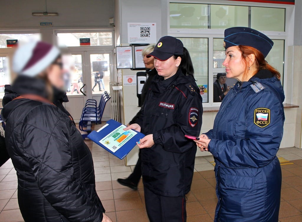 На вокзалах Калининграда полицейские и судебные приставы провели акцию «Узнай о своих долгах»