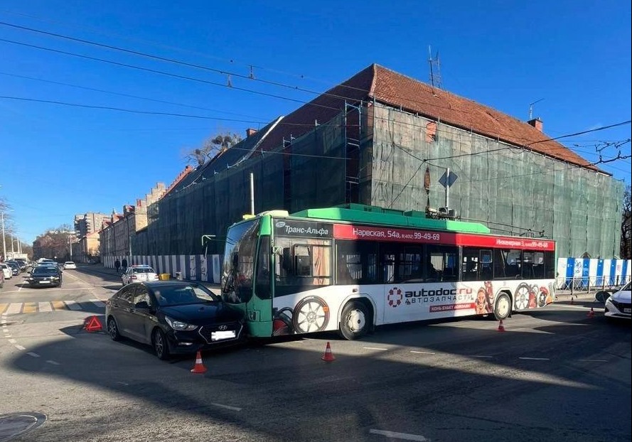 Троллейбус в Калининграде спровоцировал ДТП