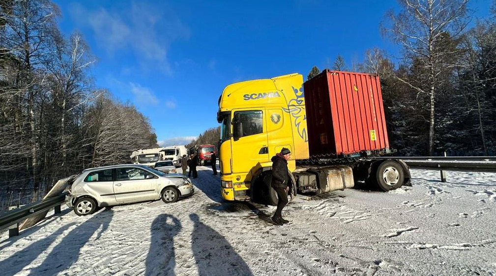 «Фольксвагене Поло» и «Скания» заблокировали федеральную трассу в Калининградской области