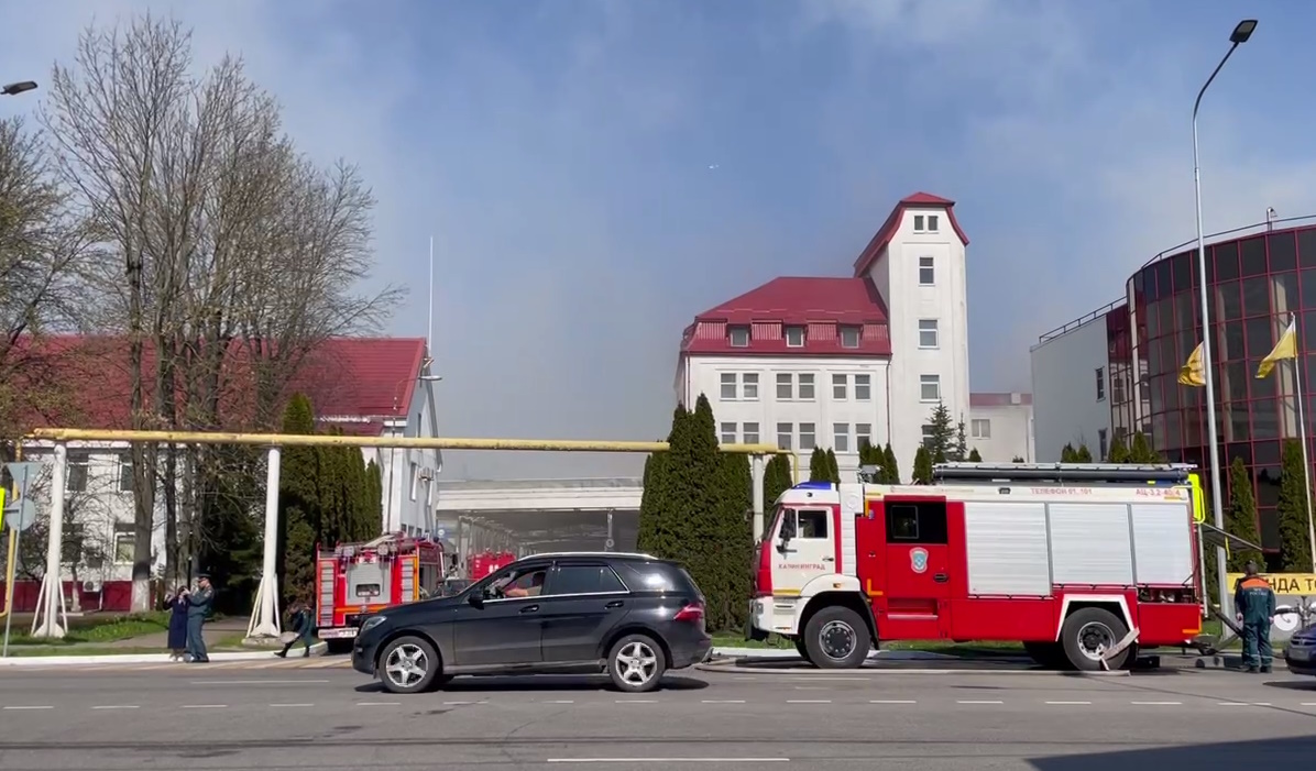 В Калининграде на улице Гагарина полыхает складское здание из сендвич- панелей - ИА МедиаКалибр