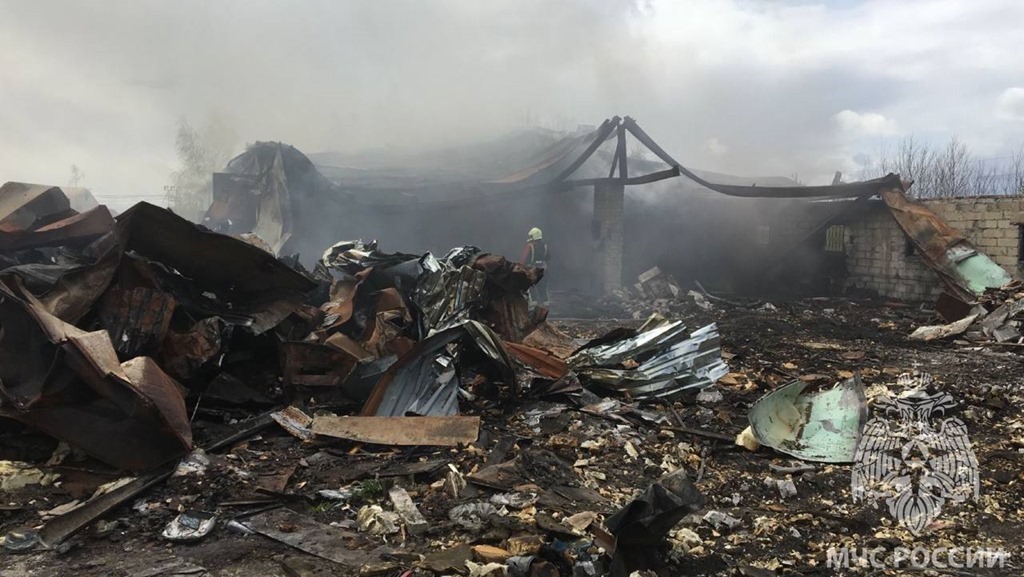 В посёлке близ Зеленоградска больше десяти человек тушат крупный пожар
