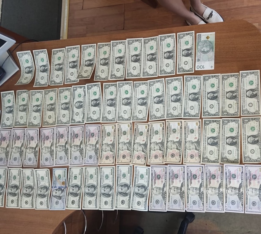 Москвичка украла из забытой сумочки в аэропорту Калининграда пачку долларов