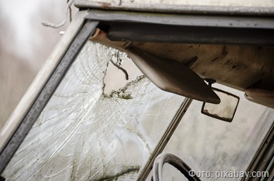 Дальнобойщик разбил лобовое стекло автомобиля после конфликта с калининградкой