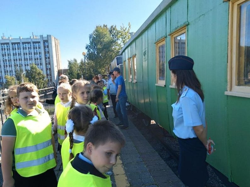 Для школьников устроили экскурсию в железнодорожный музей Калининграда