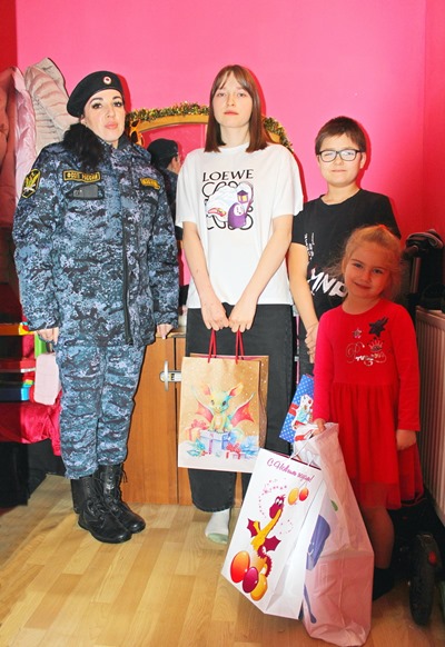 Калининградские приставы вручили подарки многодетной семье из Полесска