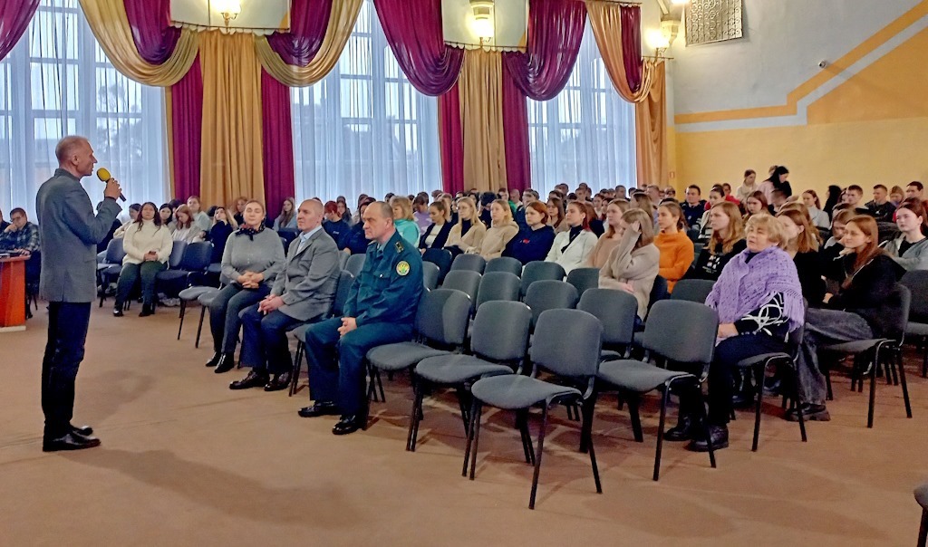 Калининградский таможенник провел «Разговор о важном» в колледже Гусева