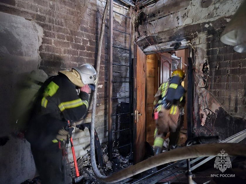 В Калининграде три десятка пожарных тушили жилой дом