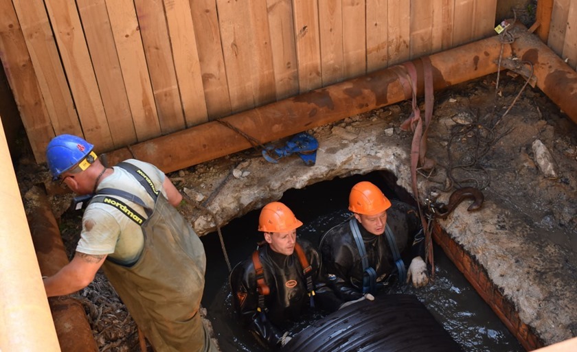 В Калининграде на улице Радищева проложили первые 100 метров канализационного коллектора