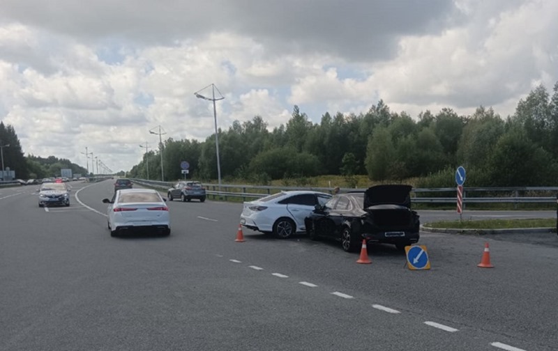 На подъезде к аэропорту Калининграда столкнулись Hyundai и Kaiya