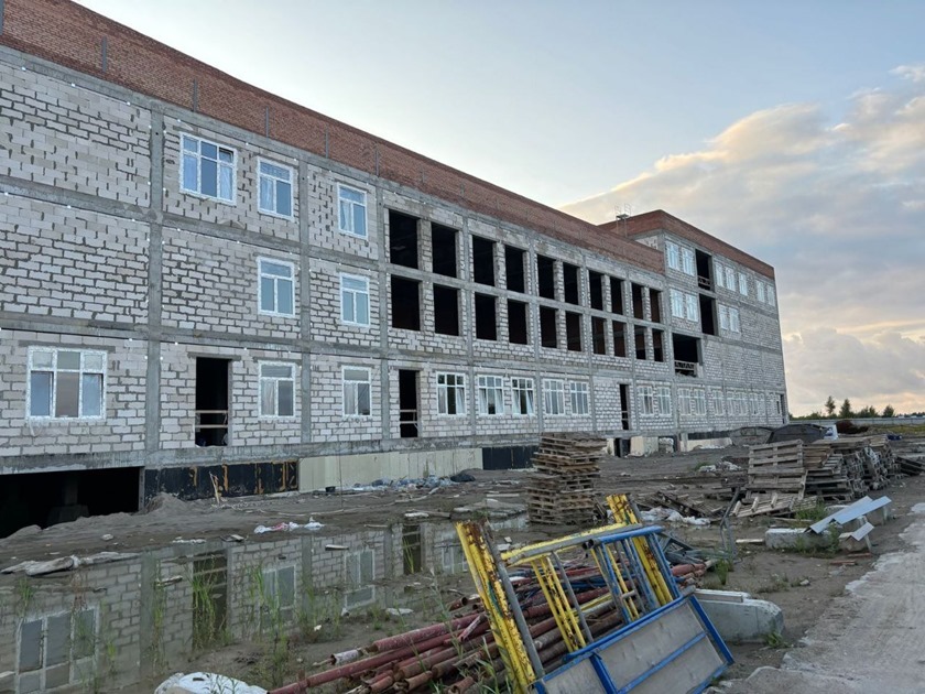 14-летний строитель упал с крыши строящейся школы в Луговом