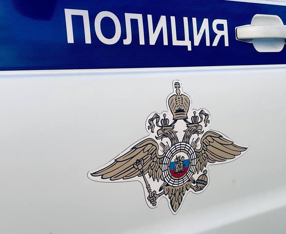 В Калининграде женщина похитила цветы с мемориала