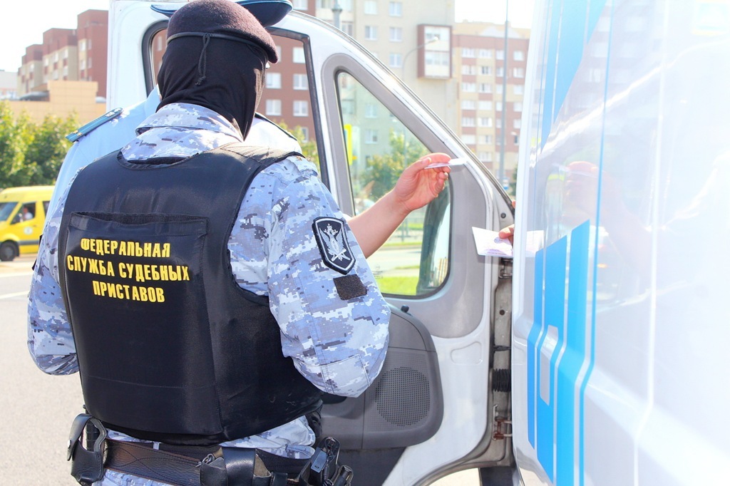 Приставы взыскали компенсацию за неисправный автомобиль