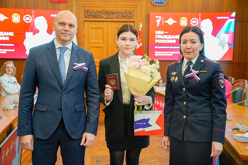 Губернатор Калининградской области вручил паспорта юным гражданам