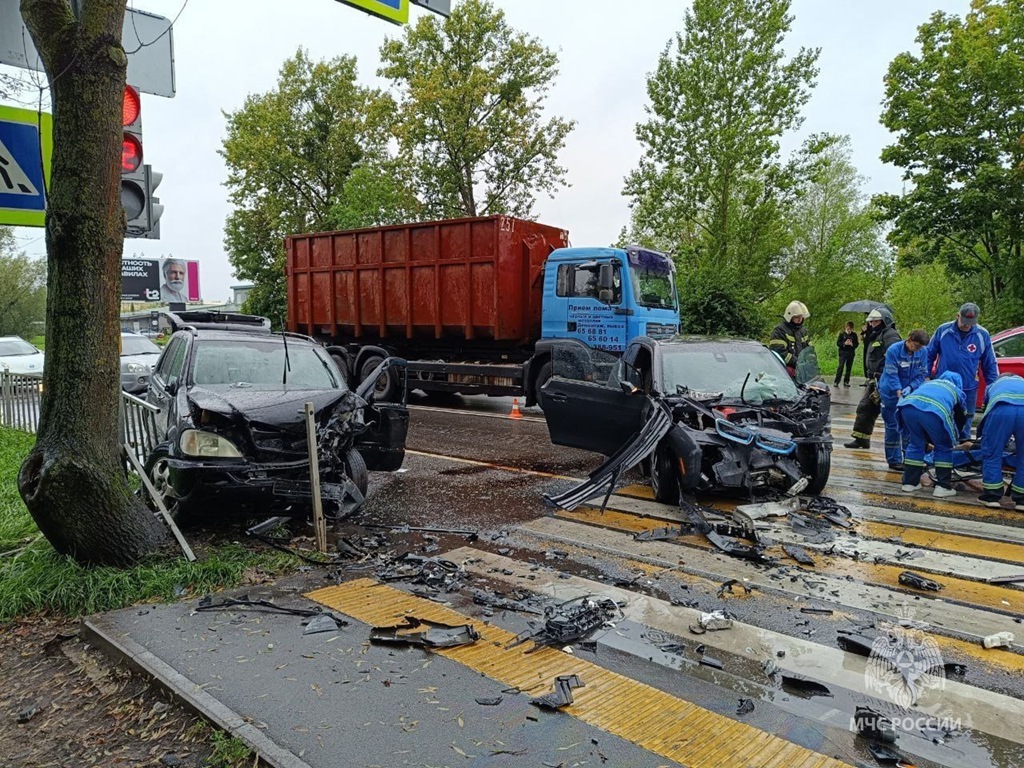 «БМВ» и «Мерседес» не поделили улицу в Калининграде