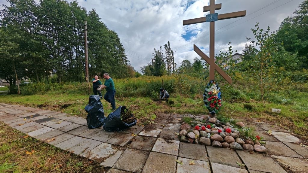 Таможенники Советска благоустроили территорию у братской могилы советских солдат