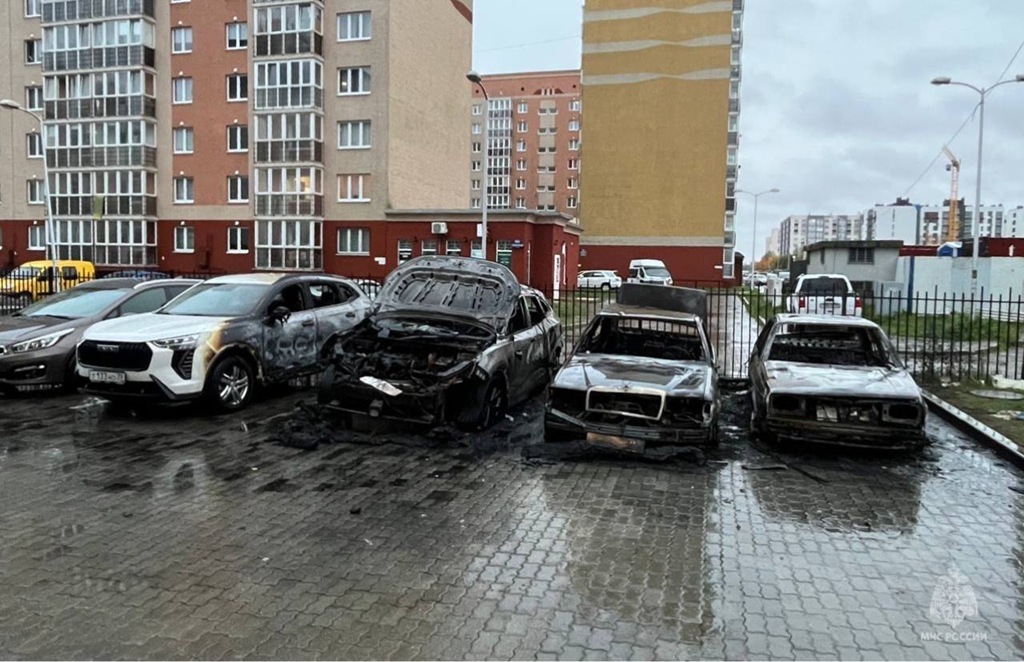 В Калининграде на улице Левитана сгорели три автомобиля