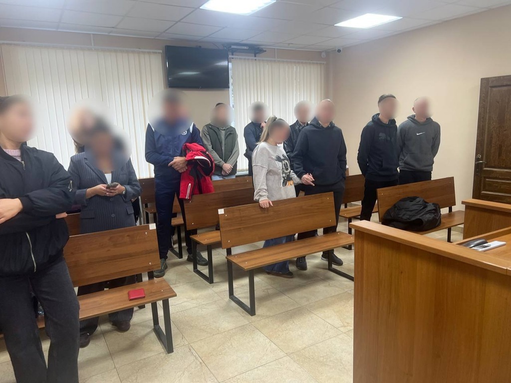 В Калининграде осудили четверых за торговлю 14 тоннами янтаря В Калининграде осудили четверых за торговлю 14 тоннами янтаря