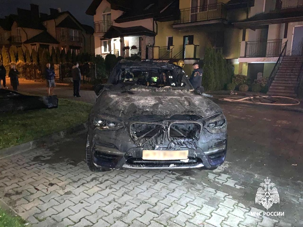 Пожарные спасли собаку из пожара в Калининграде, уничтожившего автомобиль Пожарные спасли собаку из пожара в Калининграде, уничтожившего автомобиль