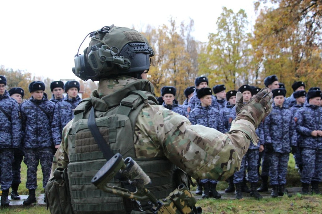 Росгвардия устроила спецшоу для призывников