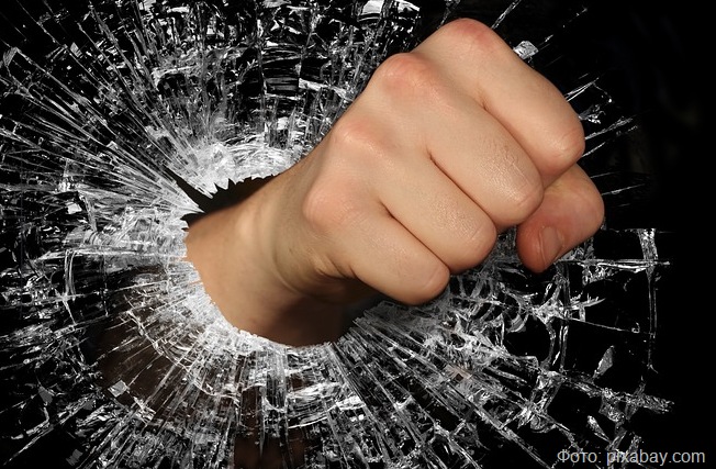 Пасынок сломал челюсть отчиму из-за долга