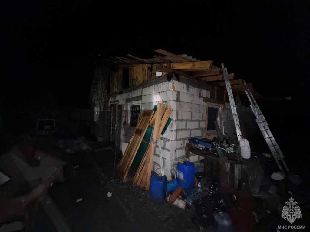 Пожарные спасли строящийся дом от полного уничтожения в посёлке Голубево Пожарные спасли строящийся дом от полного уничтожения в посёлке Голубево