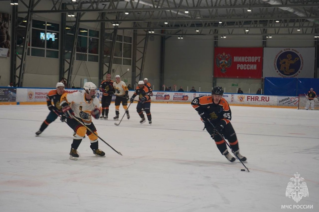 В Калининграде прошёл товарищеский хоккейный матч команды правительства и МЧС