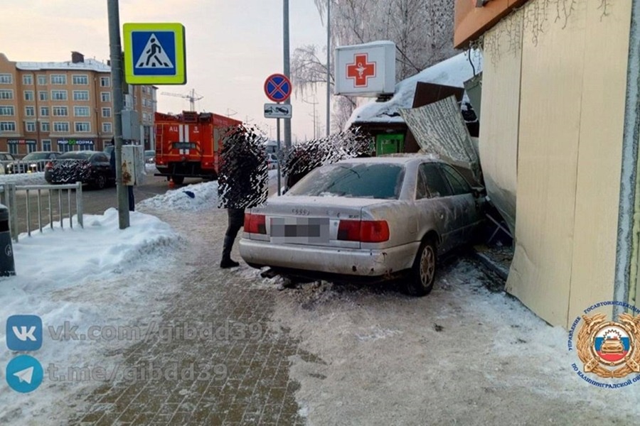 В Гурьевске девятнадцатилетний водитель на &laquo;Ауди&raquo; выехал на тротуар, сбил женщину и врезался в здание
