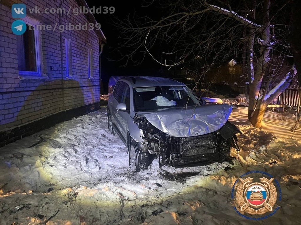 В Черняховске водитель на &laquo;Тигуане&raquo; врезался в здание при попытке скрыться от полиции