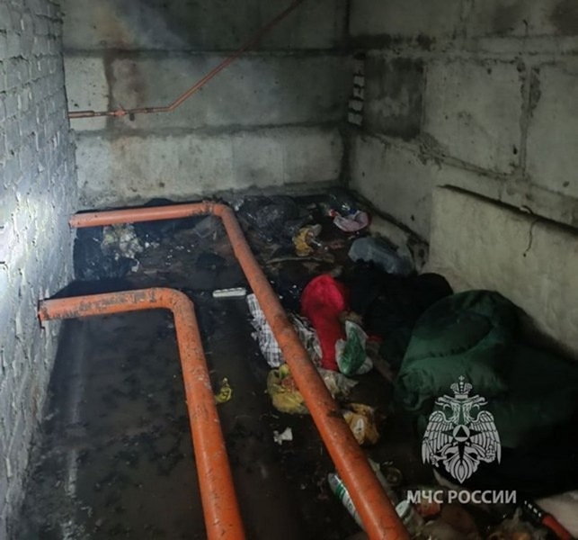 В Калининграде пожарные спасли человека, жившего в горящем подвале