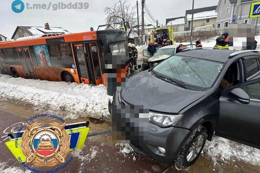 На улице Катина в Калининграде произошло тройное ДТП с пострадавшим водителем На улице Катина в Калининграде произошло тройное ДТП с пострадавшим водителем