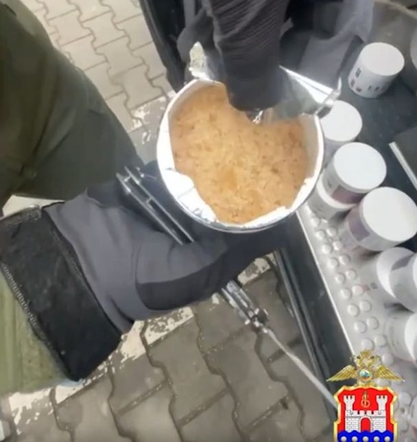 В Калининградской области задержали мужчину с 3,5 кг наркотиков в банках из-под спортпита