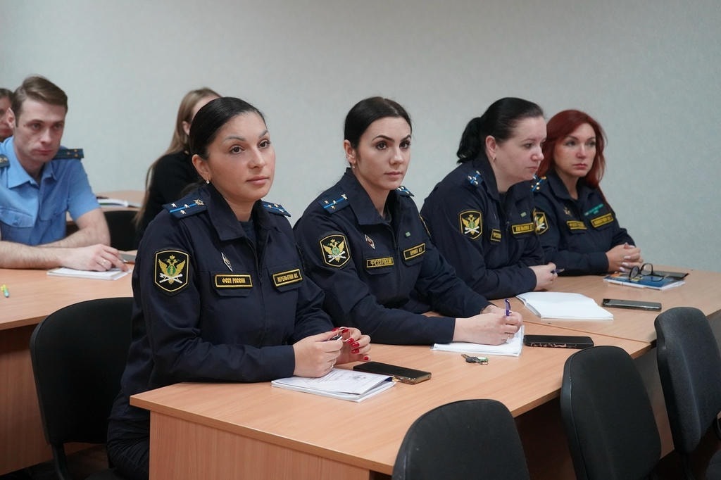 Эксперт обсудил с калининградскими приставами значение традиционных ценностей в современном обществе