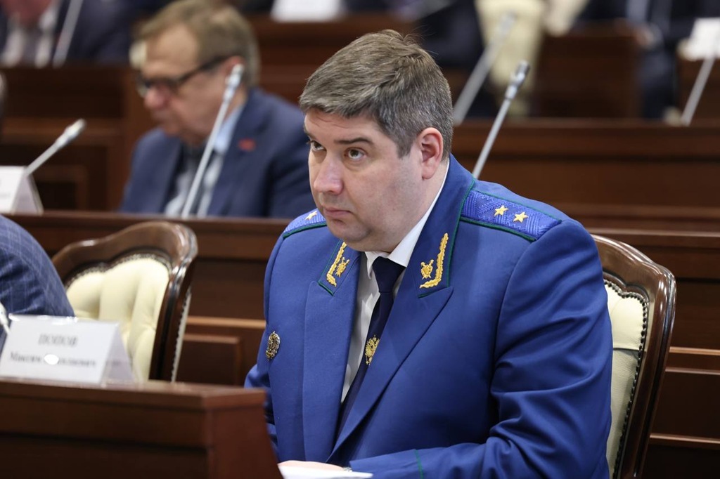 Прокурор области и депутаты приняли законы о связи, юрпомощи и игорного бизнеса