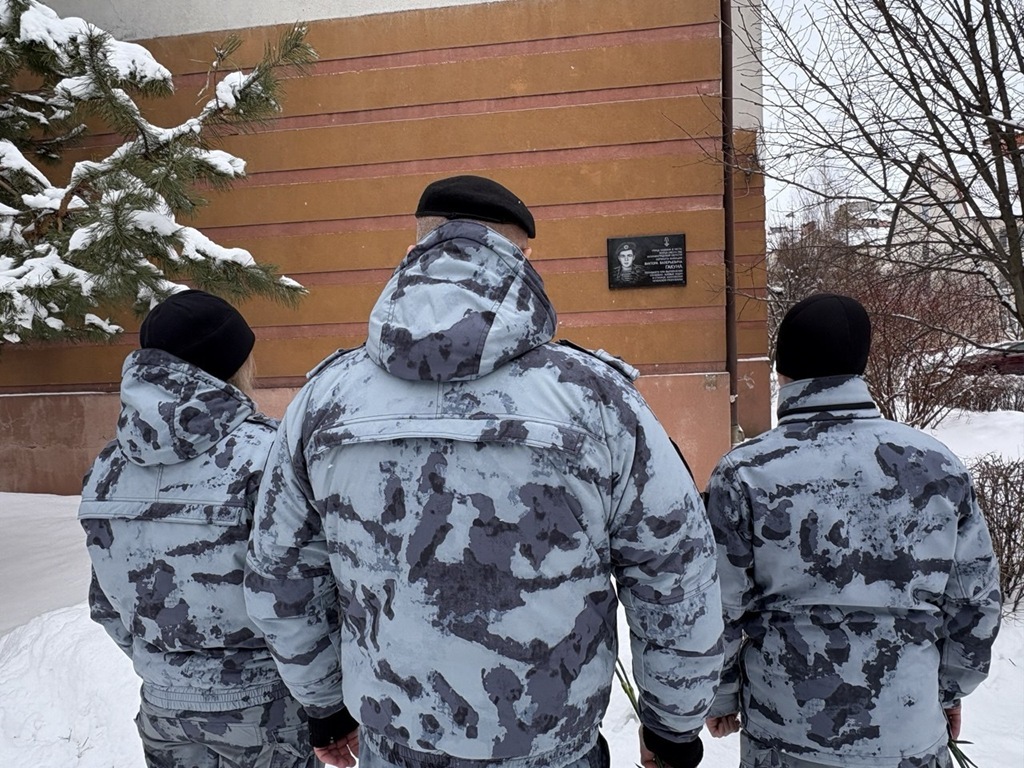 Бойцы калининградского ОМОН привели в порядок мемориальные доски погибших товарищей Бойцы калининградского ОМОН привели в порядок мемориальные доски погибших товарищей